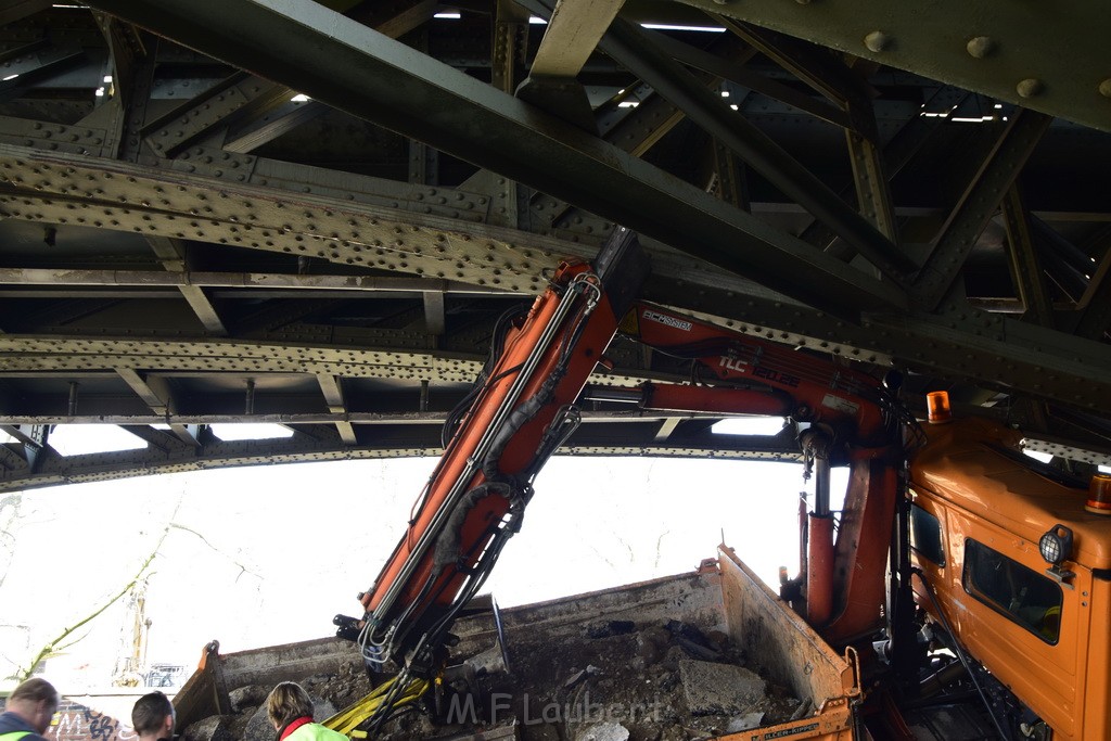 LKW blieb unter Bruecke haengen Koeln Deutz Deutz Muelheimerstr P086.JPG - Miklos Laubert